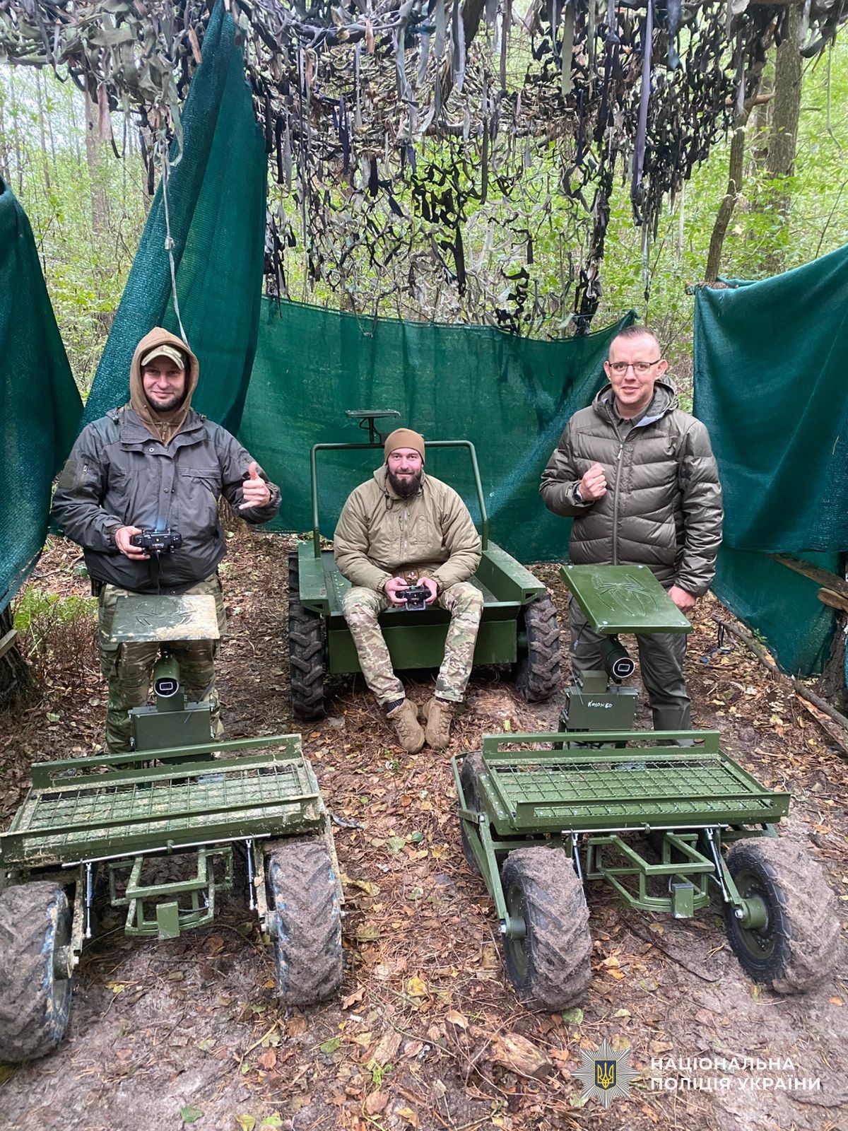 Бійці стрілецького батальйону поліції Закарпаття демонструють наземні роботизовані комплекси