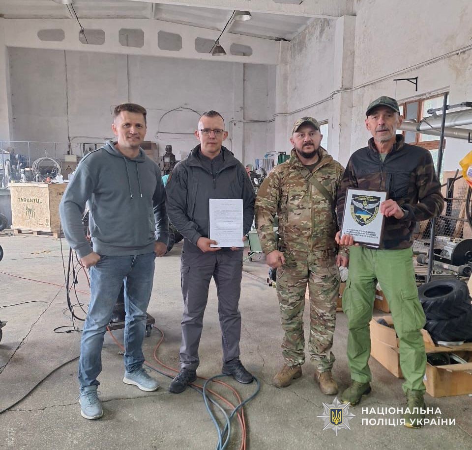 Бійці стрілецького батальйону разом з представниками ТОВ «Конструкторське бюро Колісніченка» демонструють підписаний меморандум про співпрацю