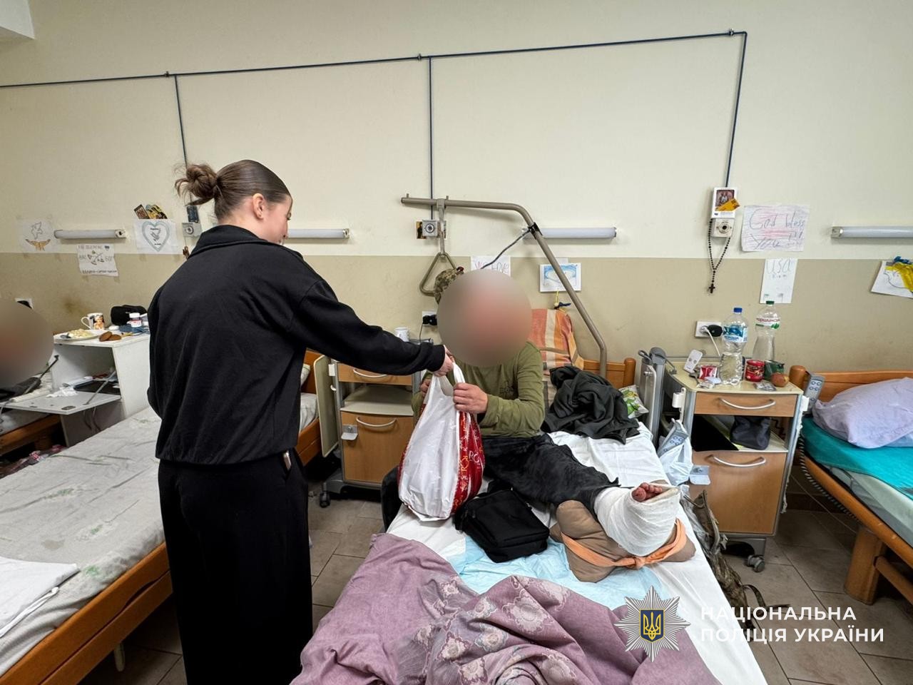 Ліцеїстка передає пакунок із речами першої необхідності для пораненого захисника