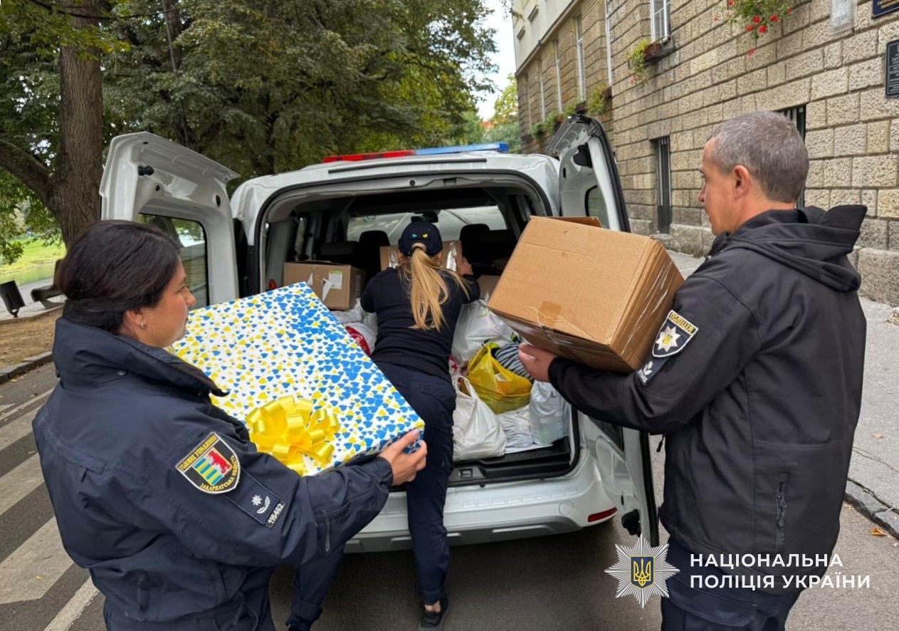 Поліцейські Ужгорода наповнюють автомобіль подарунками для захисників