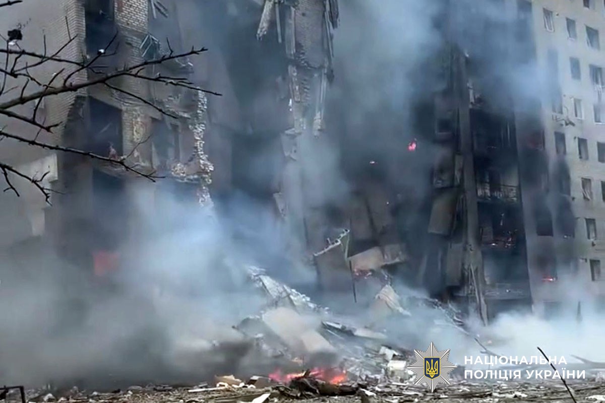Зруйнована багатоповерхівка в диму
