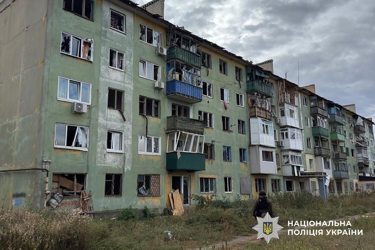 Зруйнована багатоповерхівка без вікон