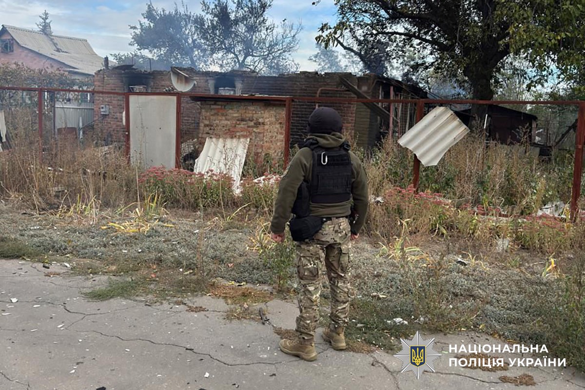 Поліцейський і зруйнований будинок