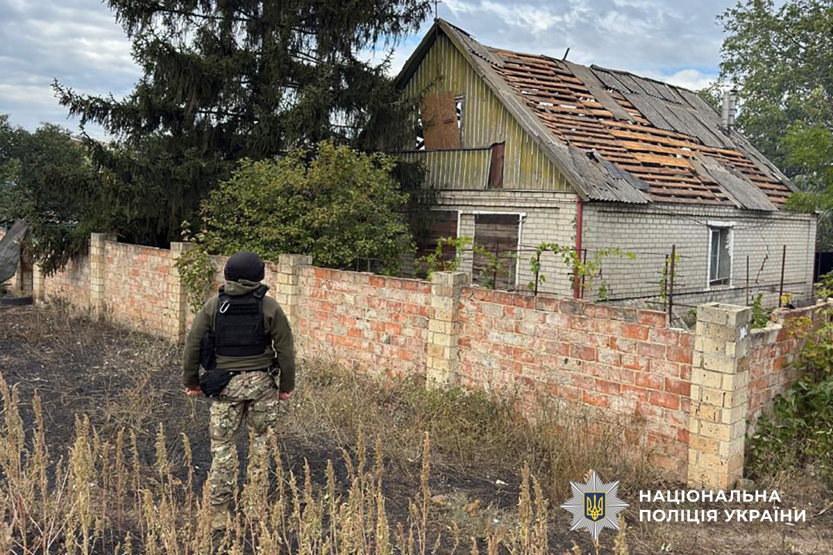 Поліцейський і зруйнований будинок без даху