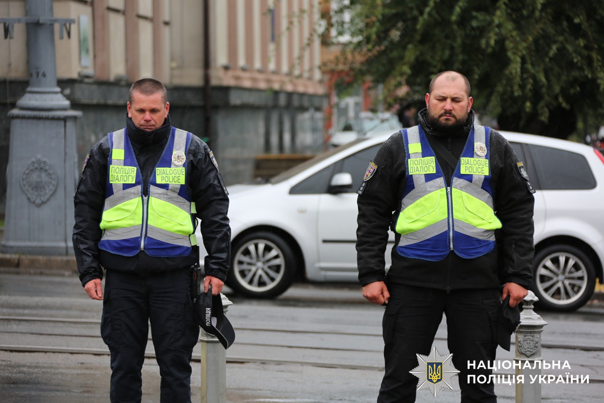 Цей день – символ мужності та відваги українців, які щодня боронять державу від російської агресії. Бійці Національної гвардії, спецпризначенці Національної поліції та прикордонники пліч-о-пліч із Силами оборони тримають рубежі, зупиняють ворога і захищають мільйони людей.

Сьогодні, 1 жовтня, на площі Шевченка в обласному центрі відбулося покладання квітів до меморіалу загиблих захисників і захисниць України. Віддати шану героям прийшли начальник Головного управління Національної поліції у Вінницькій області Юрій Пархоменко разом з колегами, представники обласної та міської влади, силових відомств, правоохоронних структур та вінничани.