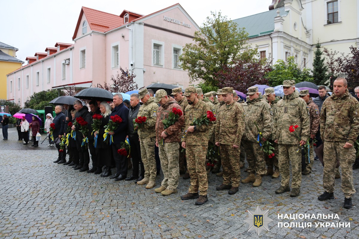 Цей день – символ мужності та відваги українців, які щодня боронять державу від російської агресії. Бійці Національної гвардії, спецпризначенці Національної поліції та прикордонники пліч-о-пліч із Силами оборони тримають рубежі, зупиняють ворога і захищають мільйони людей.

Сьогодні, 1 жовтня, на площі Шевченка в обласному центрі відбулося покладання квітів до меморіалу загиблих захисників і захисниць України. Віддати шану героям прийшли начальник Головного управління Національної поліції у Вінницькій області Юрій Пархоменко разом з колегами, представники обласної та міської влади, силових відомств, правоохоронних структур та вінничани.