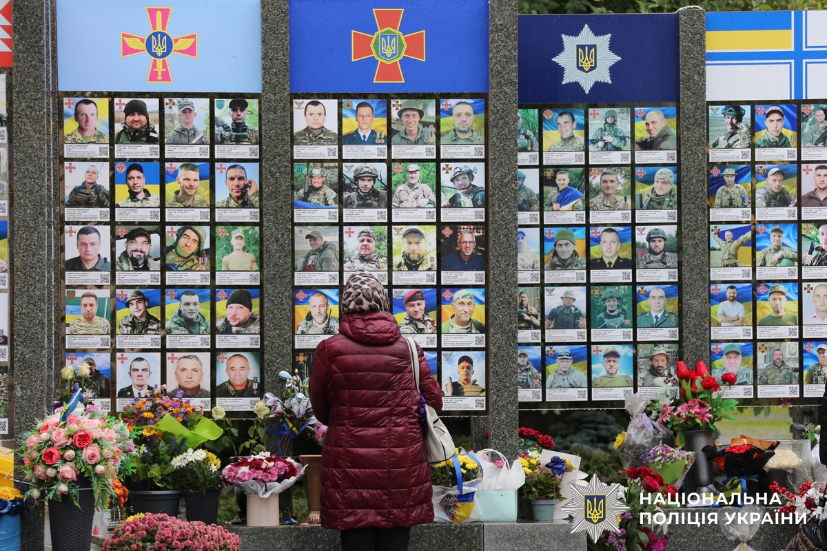 Цей день – символ мужності та відваги українців, які щодня боронять державу від російської агресії. Бійці Національної гвардії, спецпризначенці Національної поліції та прикордонники пліч-о-пліч із Силами оборони тримають рубежі, зупиняють ворога і захищають мільйони людей.

Сьогодні, 1 жовтня, на площі Шевченка в обласному центрі відбулося покладання квітів до меморіалу загиблих захисників і захисниць України. Віддати шану героям прийшли начальник Головного управління Національної поліції у Вінницькій області Юрій Пархоменко разом з колегами, представники обласної та міської влади, силових відомств, правоохоронних структур та вінничани.
