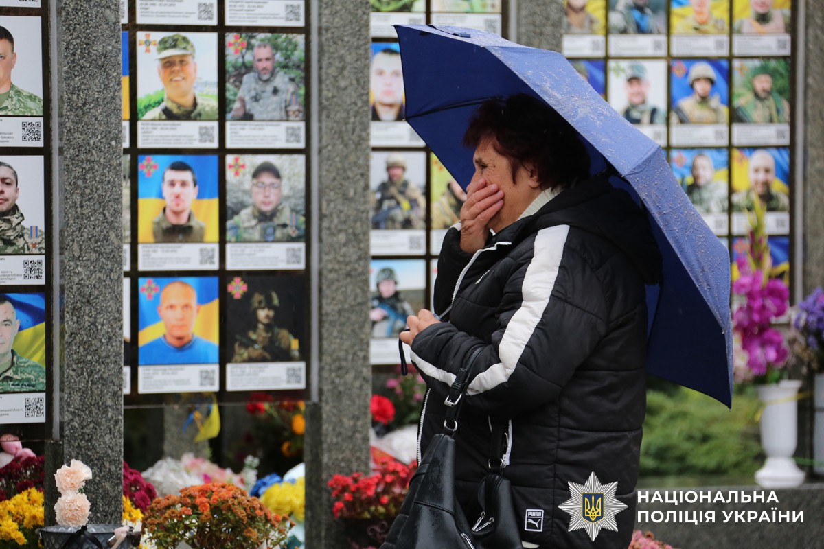 Цей день – символ мужності та відваги українців, які щодня боронять державу від російської агресії. Бійці Національної гвардії, спецпризначенці Національної поліції та прикордонники пліч-о-пліч із Силами оборони тримають рубежі, зупиняють ворога і захищають мільйони людей.

Сьогодні, 1 жовтня, на площі Шевченка в обласному центрі відбулося покладання квітів до меморіалу загиблих захисників і захисниць України. Віддати шану героям прийшли начальник Головного управління Національної поліції у Вінницькій області Юрій Пархоменко разом з колегами, представники обласної та міської влади, силових відомств, правоохоронних структур та вінничани.