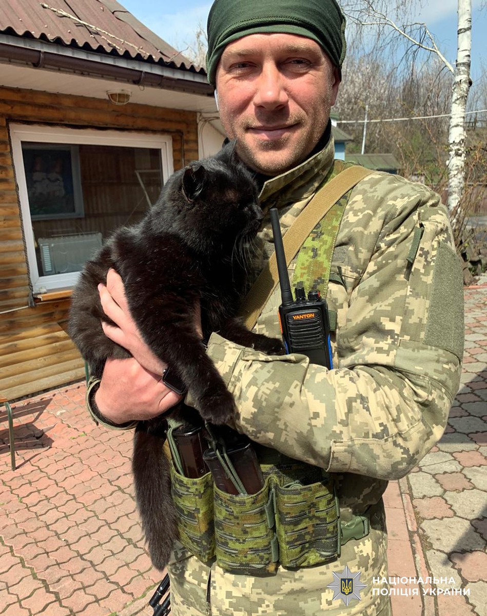 Олександр Сидоржевський у військовій формі тримає на руках чорного кота