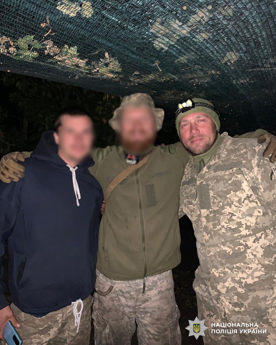 Олександр Сидоржевський із двома військовими-побратимами