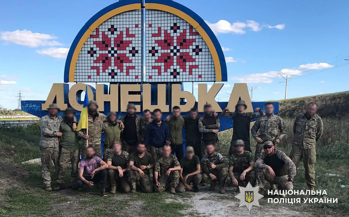 Олександр Сидоржевський разом із військовими-побратимами поблизу пам'ятника "Донецька область"