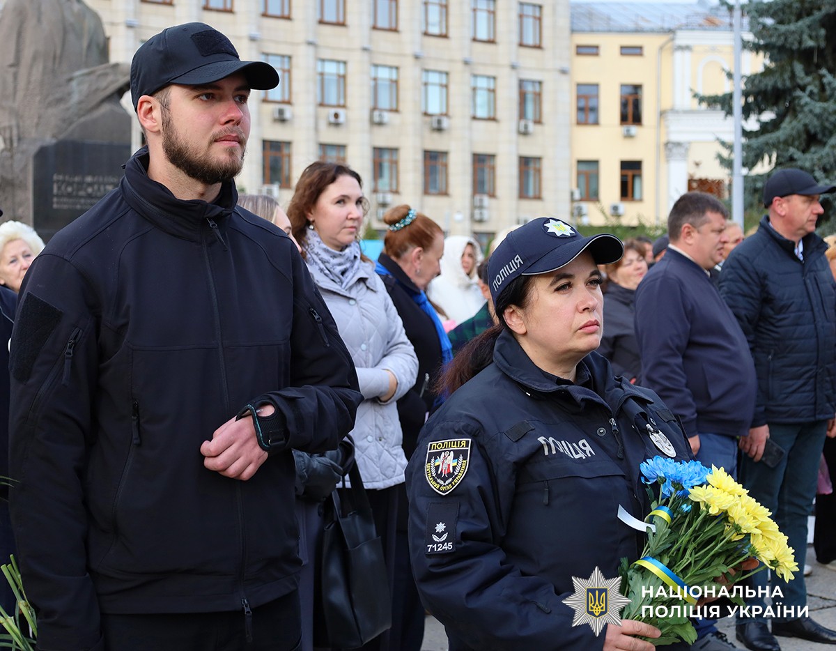 жінка поліцейська та ветеран війни стоять у натовпі