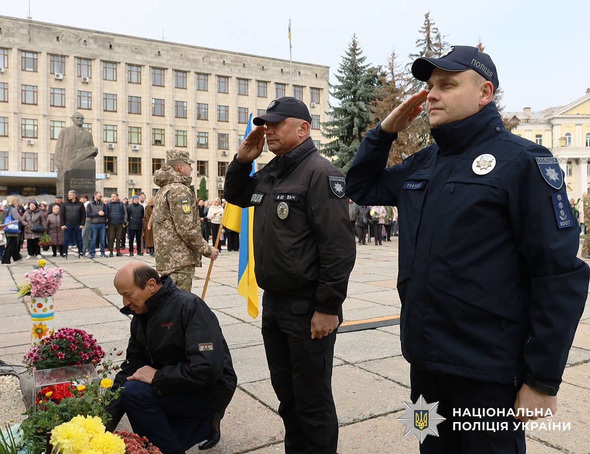 начальник ГУНП та його заступник стоять приклавши руку до голови