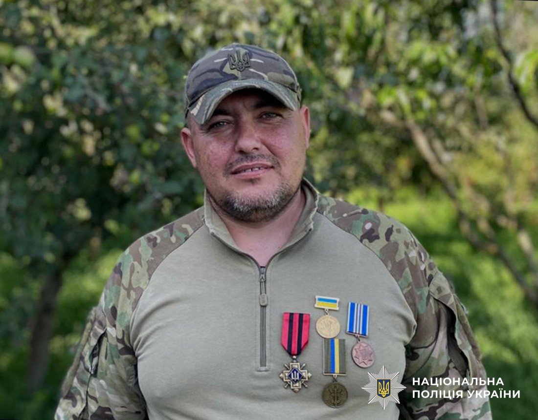 Герой у формі та на його грудях чотири відзнаки