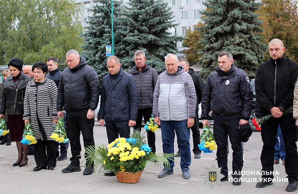 Віталій Ярмолюк разом із керівництвом Миргородської громади на покладанні квітів