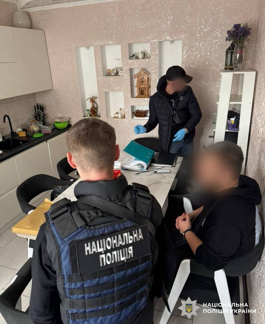 Співробітник поліції проводить процесуальні дії