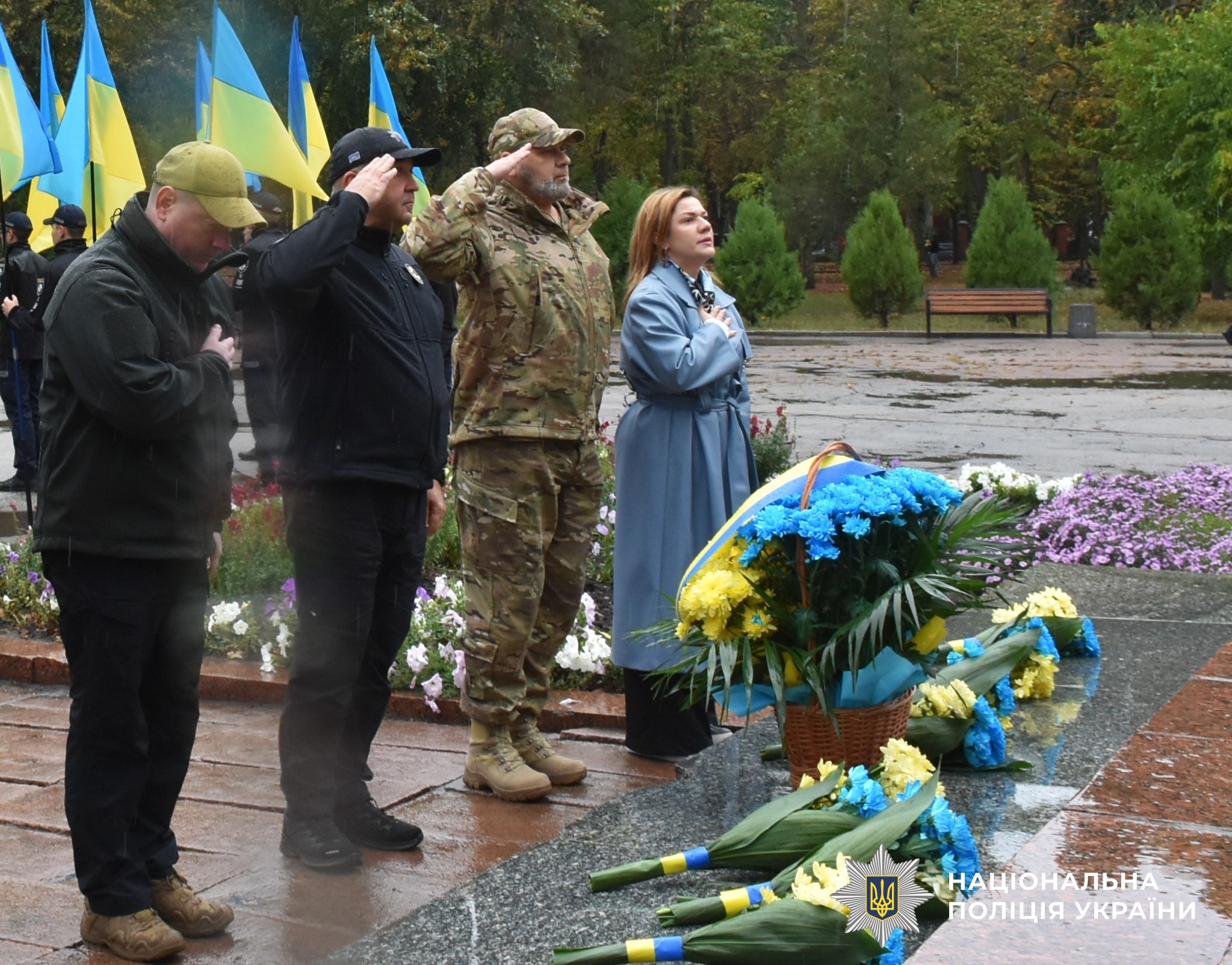 покладання квітів до пам'ятного знаку