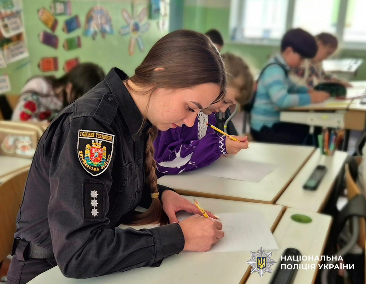Поліцейська малює разом із дітьми
