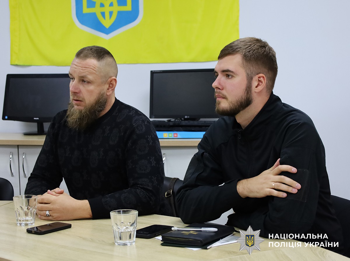 помічники начальників сидять за столом