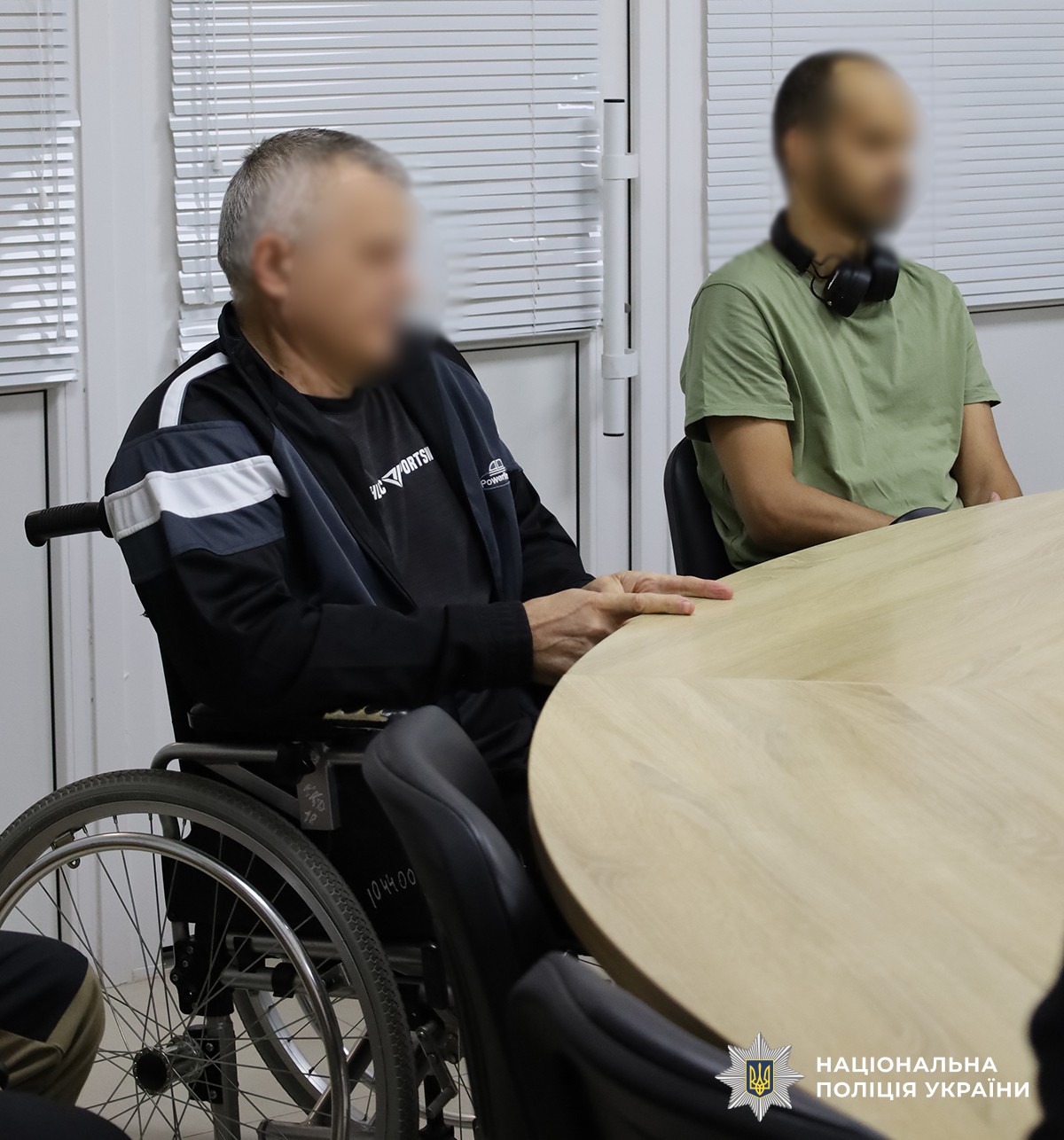 За столом сидять двоє поранених захисника