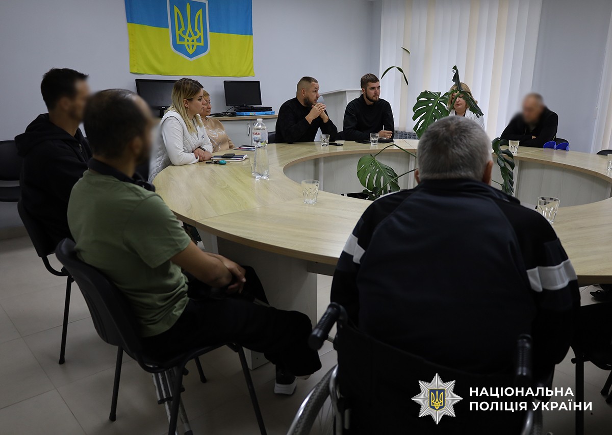 За круглим столом сидять поранені захисники, помічники начальників з ветеранської політики та медичний персонал реабілітаційного центру