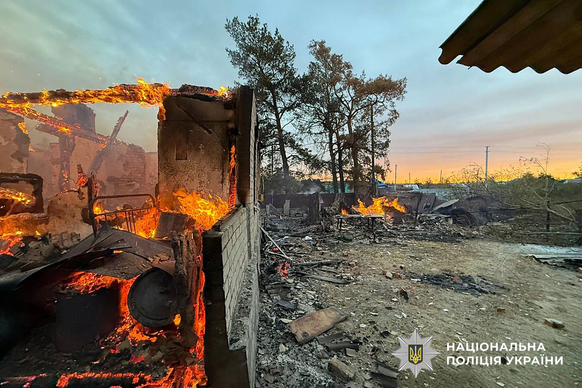 Зруйнований будинок у вогні