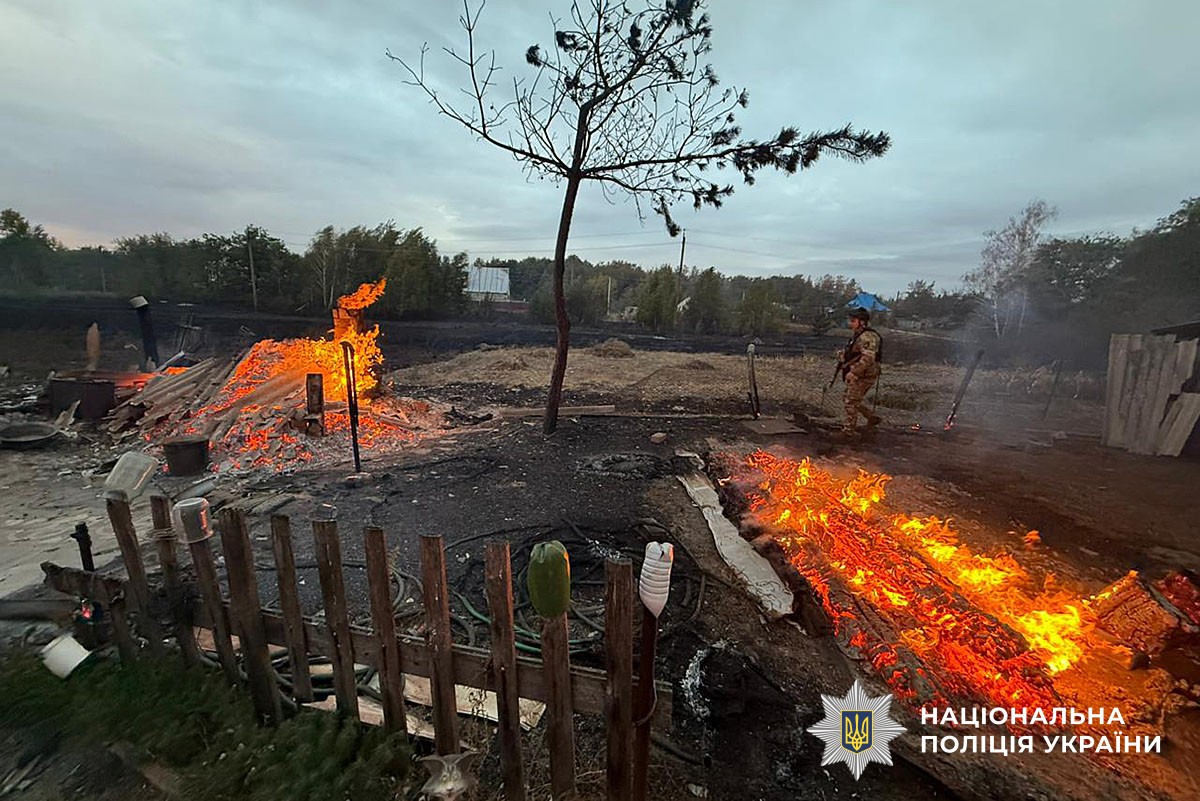 Зруйнований будинок у вогні