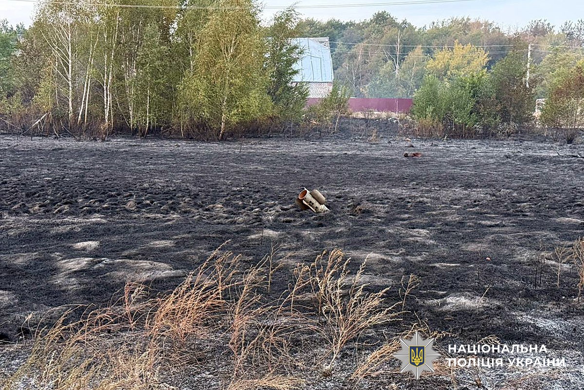 Уламок боєприпаса стирчить із землі