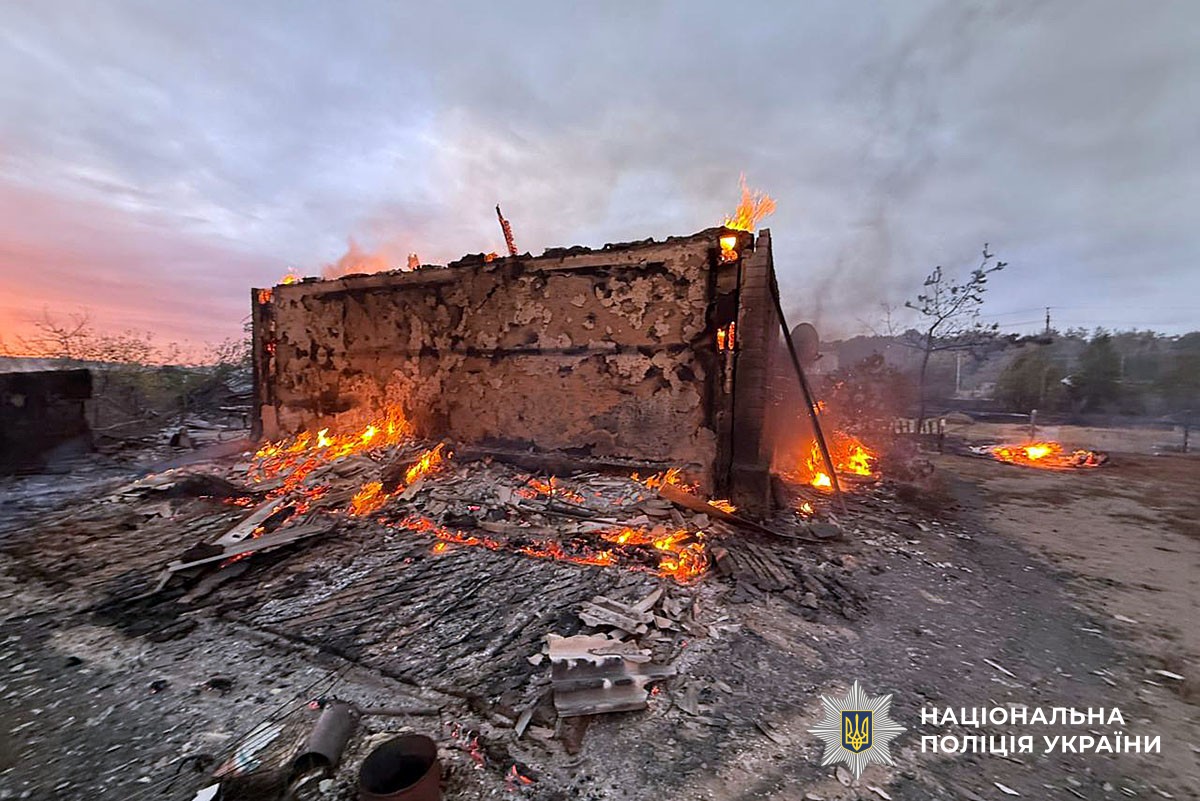 Зруйнований будинок у вогні