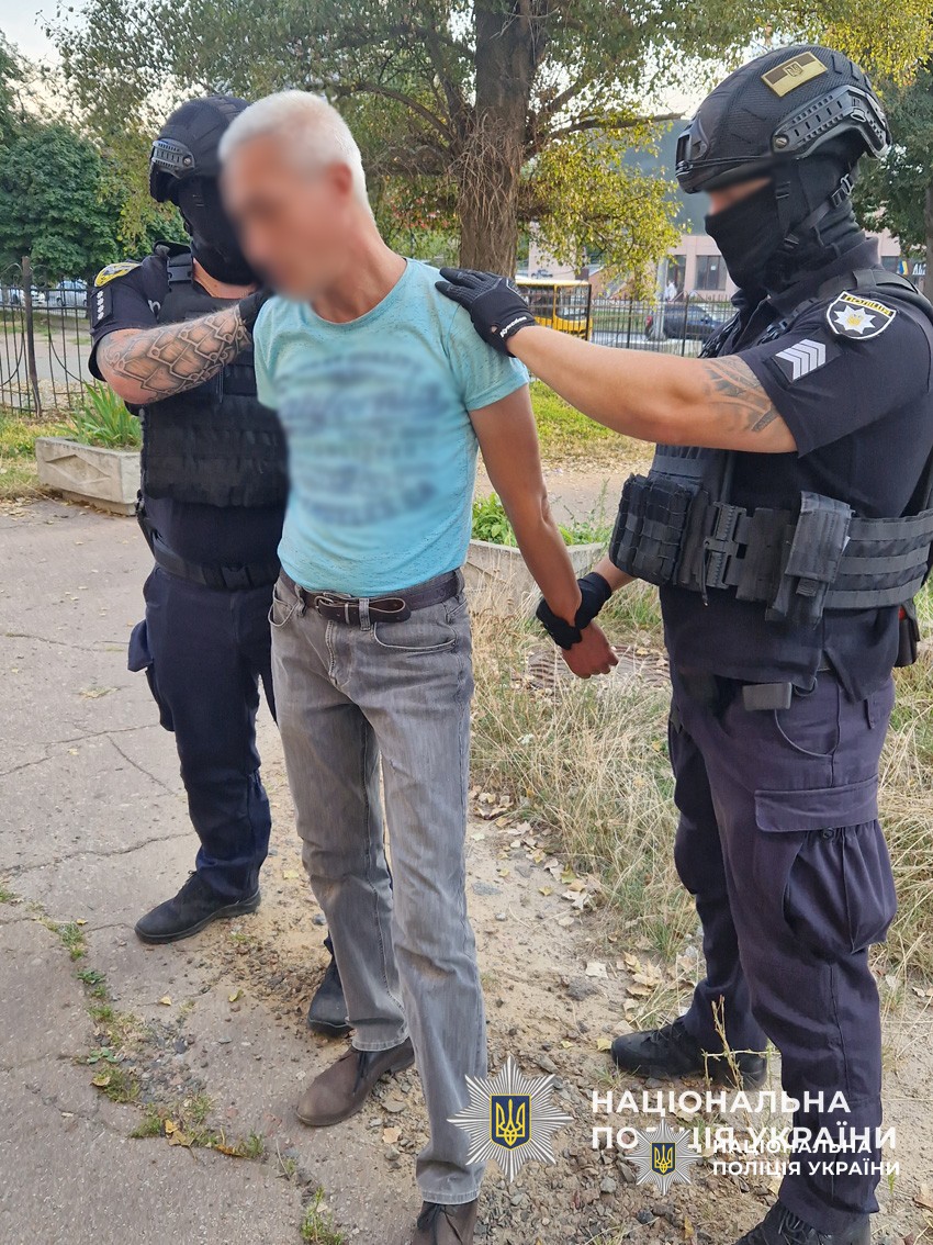 Поліція Чернігівщини спільно з СБУ затримали зловмисника, який незаконно виробляв та продавав саморобну вибухівку