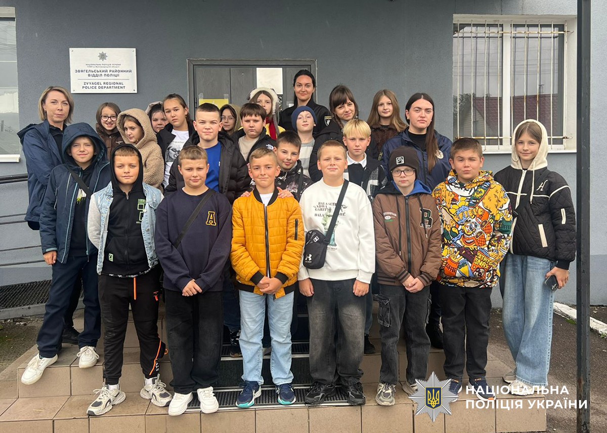 діти та поліцейські позують для спільного фото біля входу в райвідділ