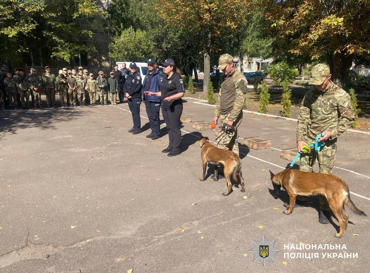 кінологи демонструють взаємодію зі службовими собаками