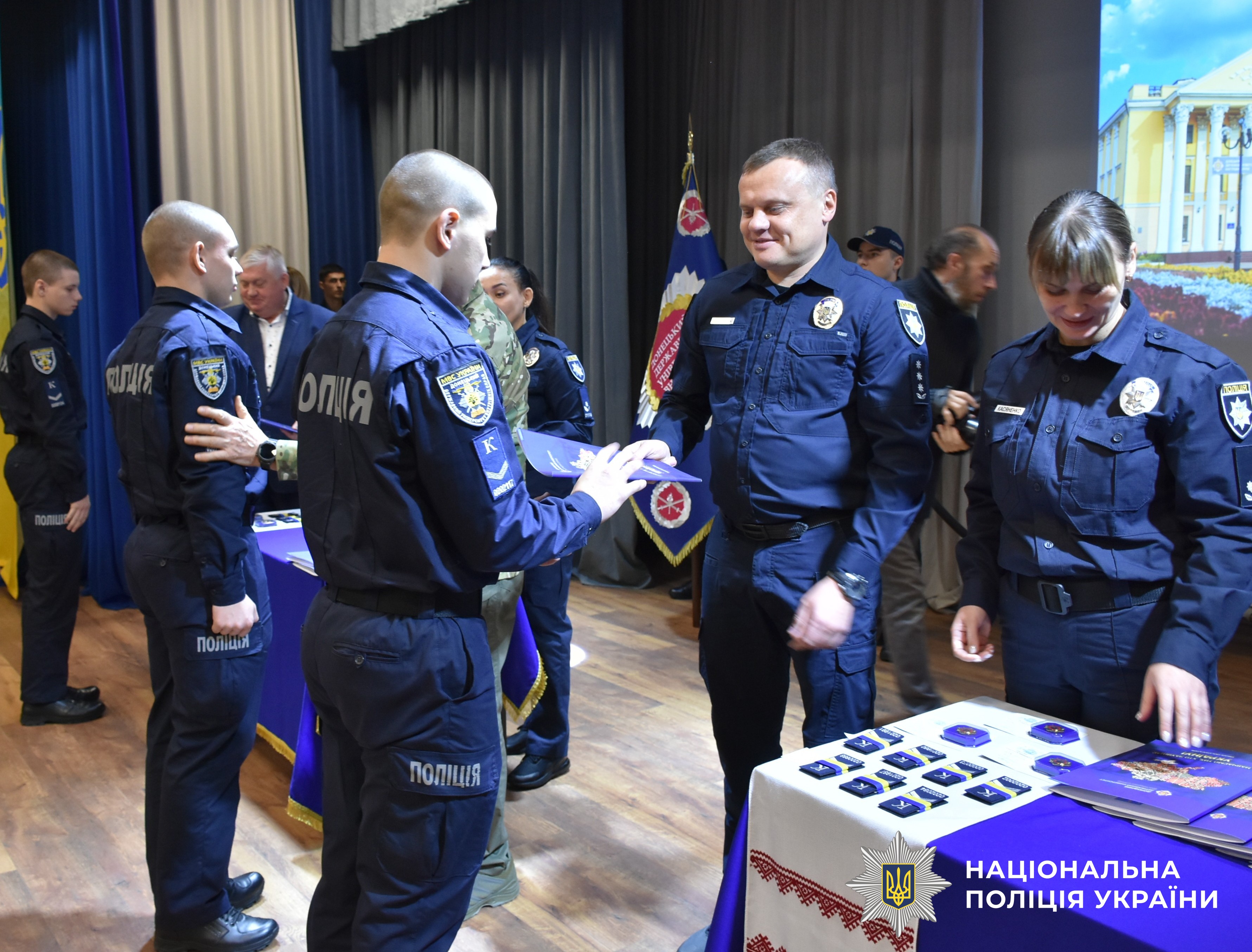 представник Нацполіції вручає погони курсантові