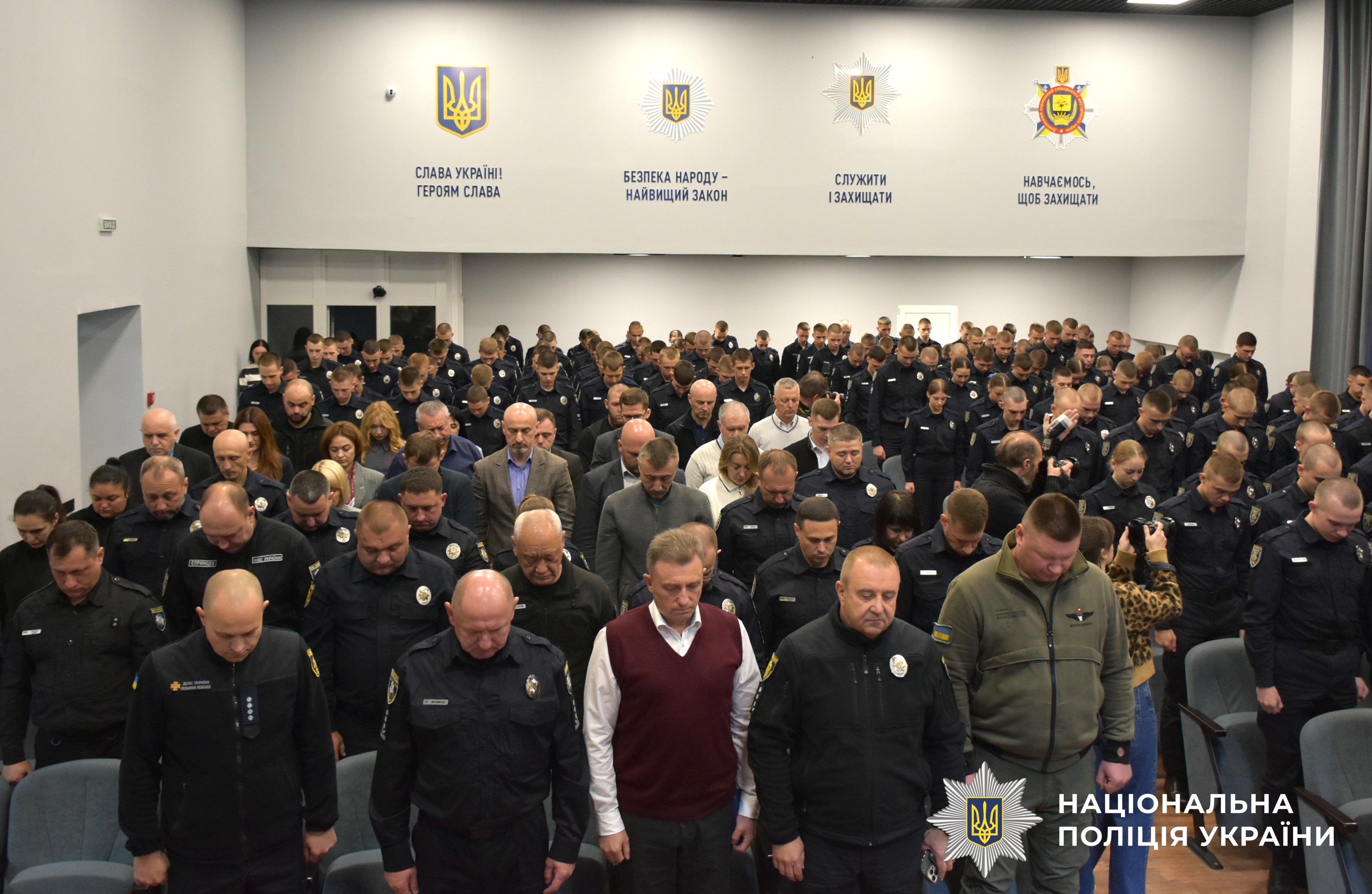 присутні на заході вшановують пам'ять загиблих хвилиною мовчання
