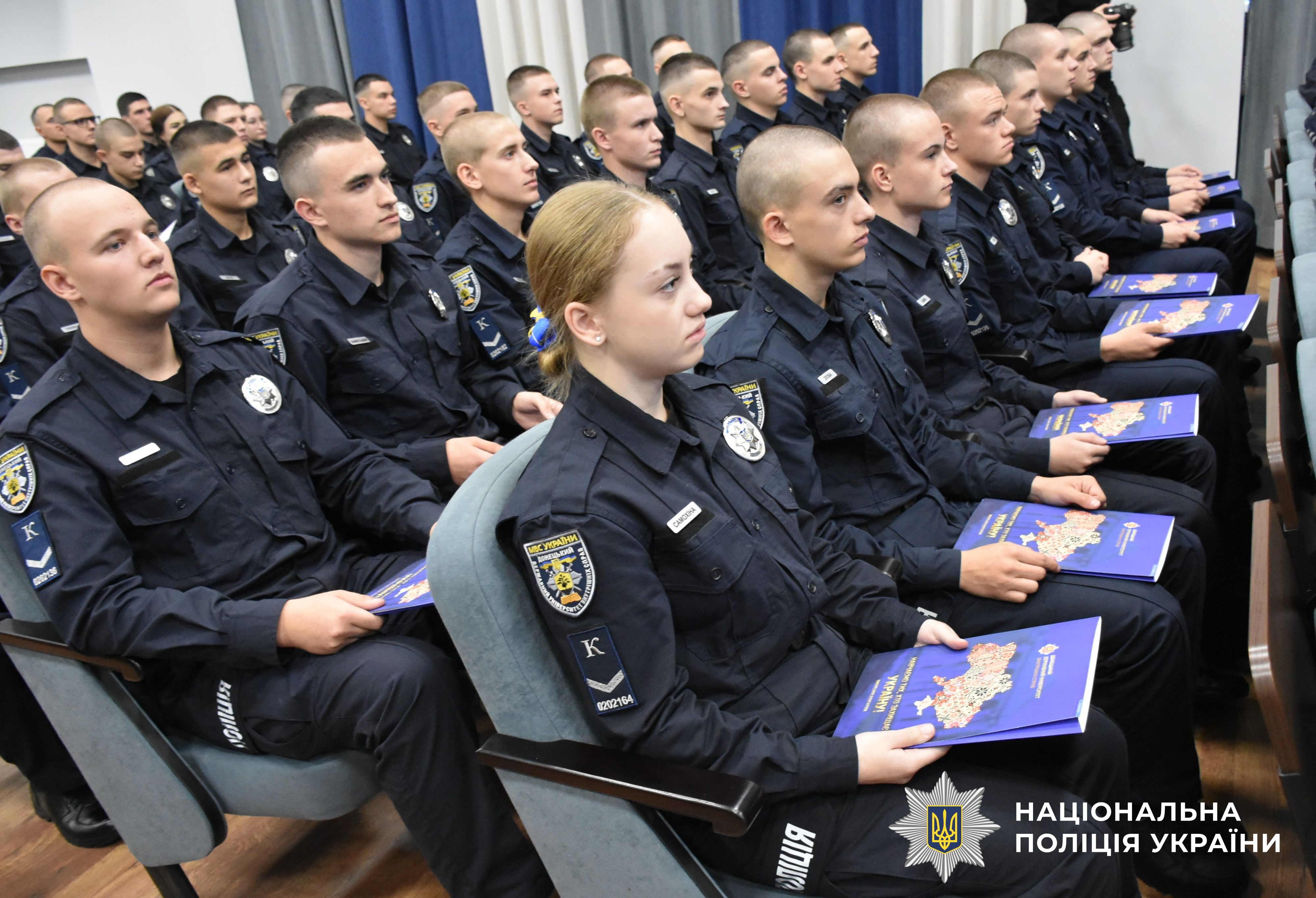 курсанти у залі