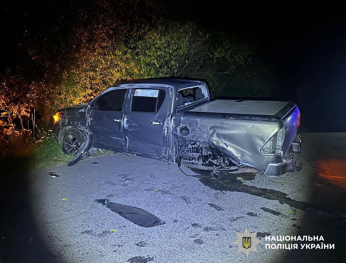 Пошкоджений внаслідкок ДТП автомобіль сірого кольру