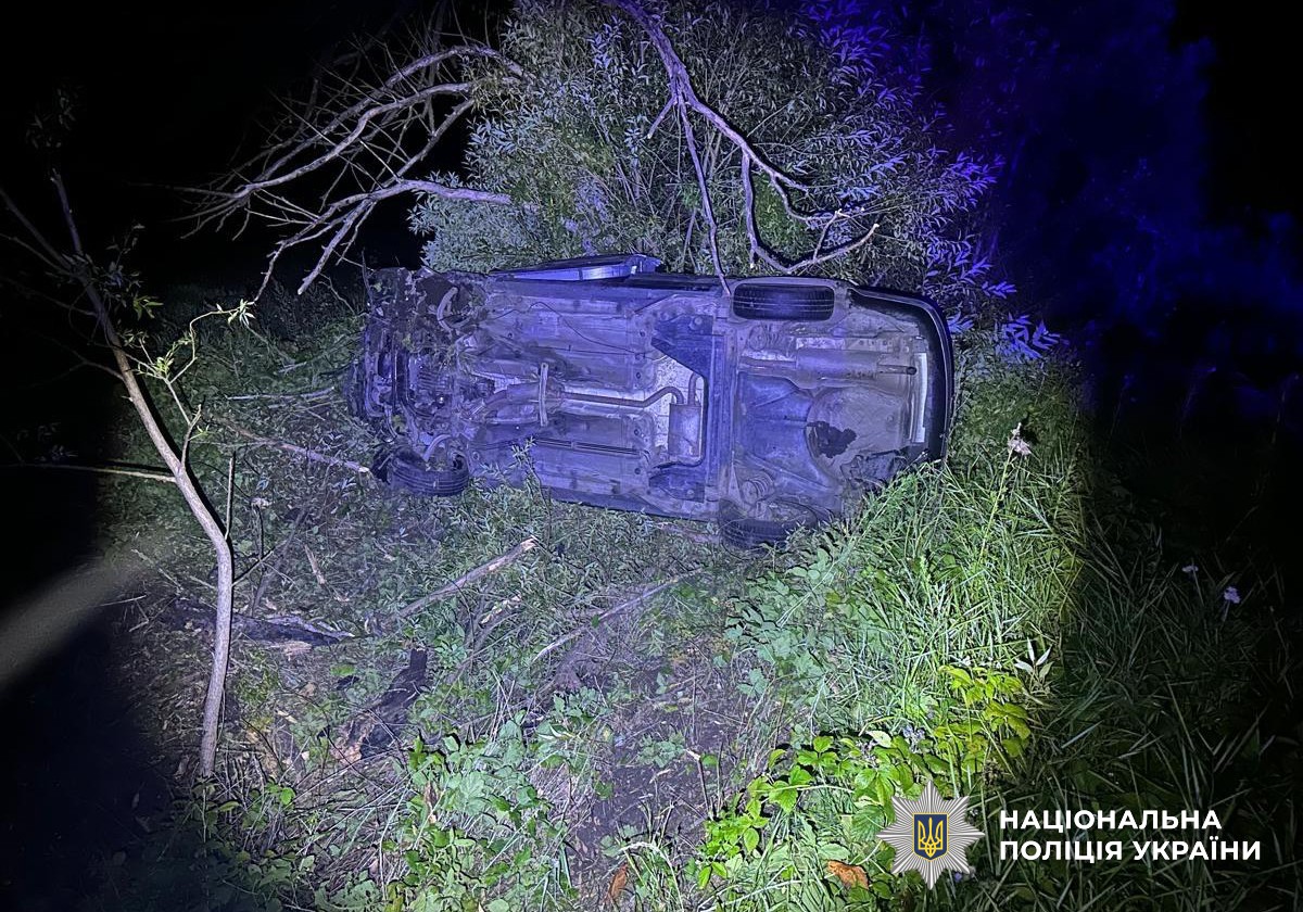 У кюветі перевернутий на бік автомобіль після ДТП