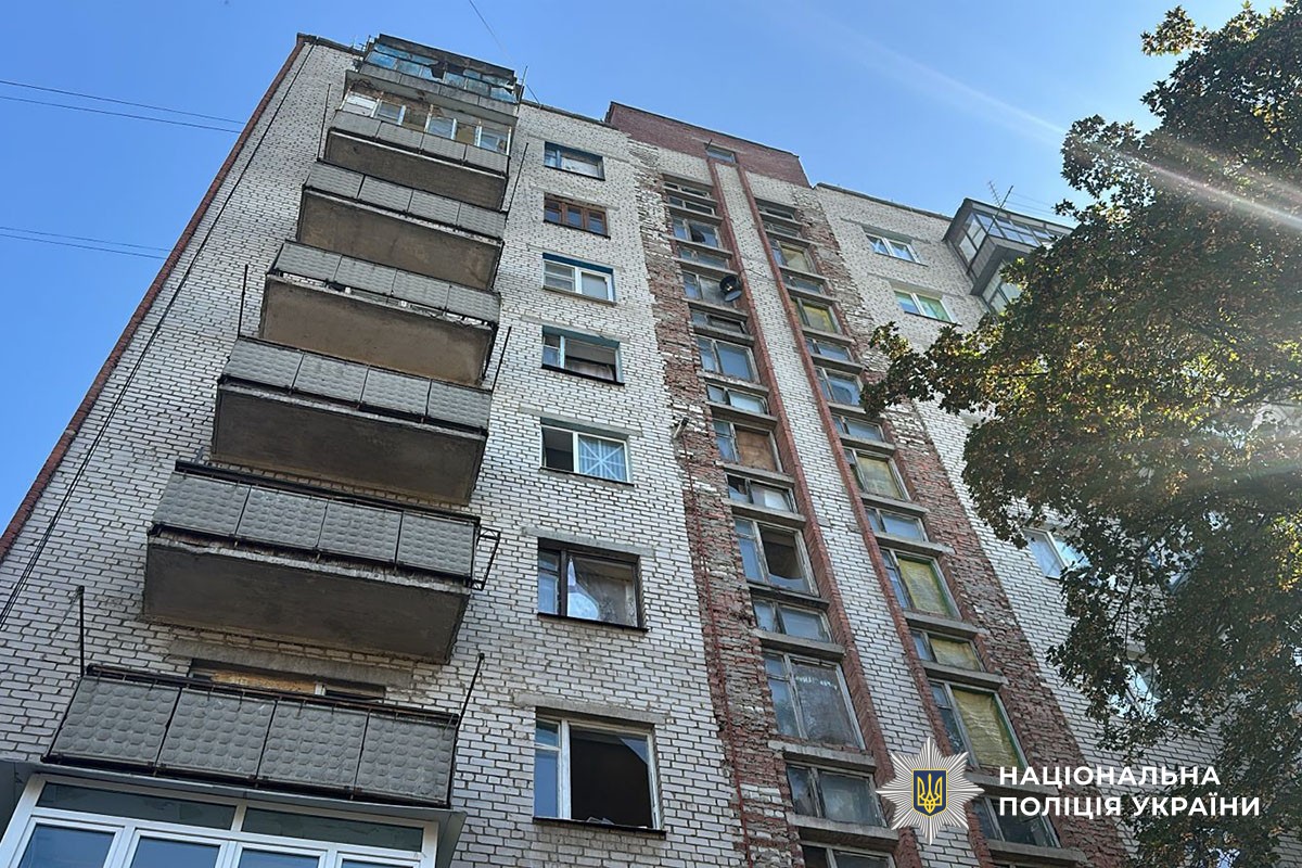 Багатоповерхівка з вибитими вікнами