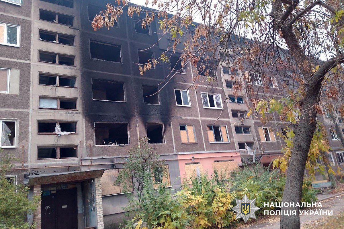 Багатоповерхівка з вибитими і згорілими вікнами