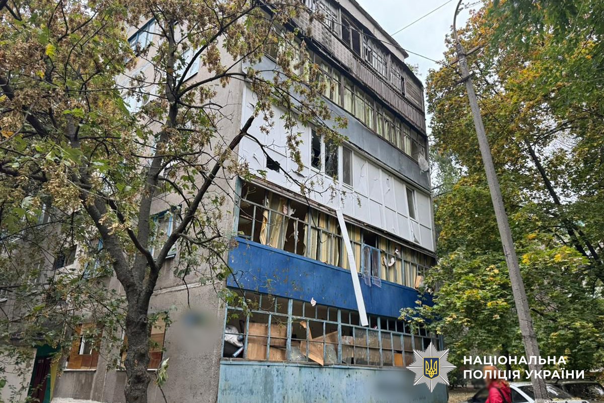 Багатоповерхівка з вибитими вікнами