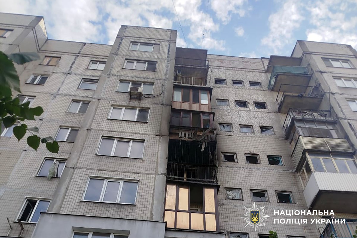 Багатоповерхівка з вибитими і згорілими вікнами