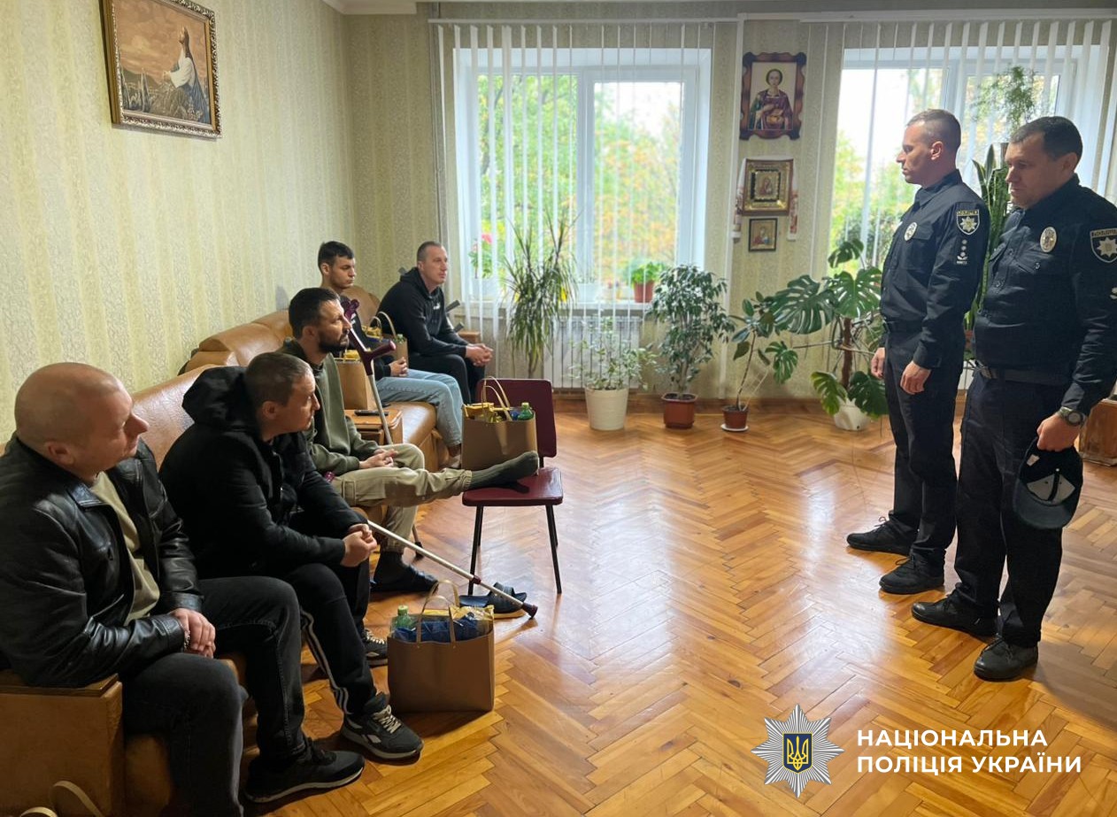 представники поліції області спілкуються з пораненими захисниками