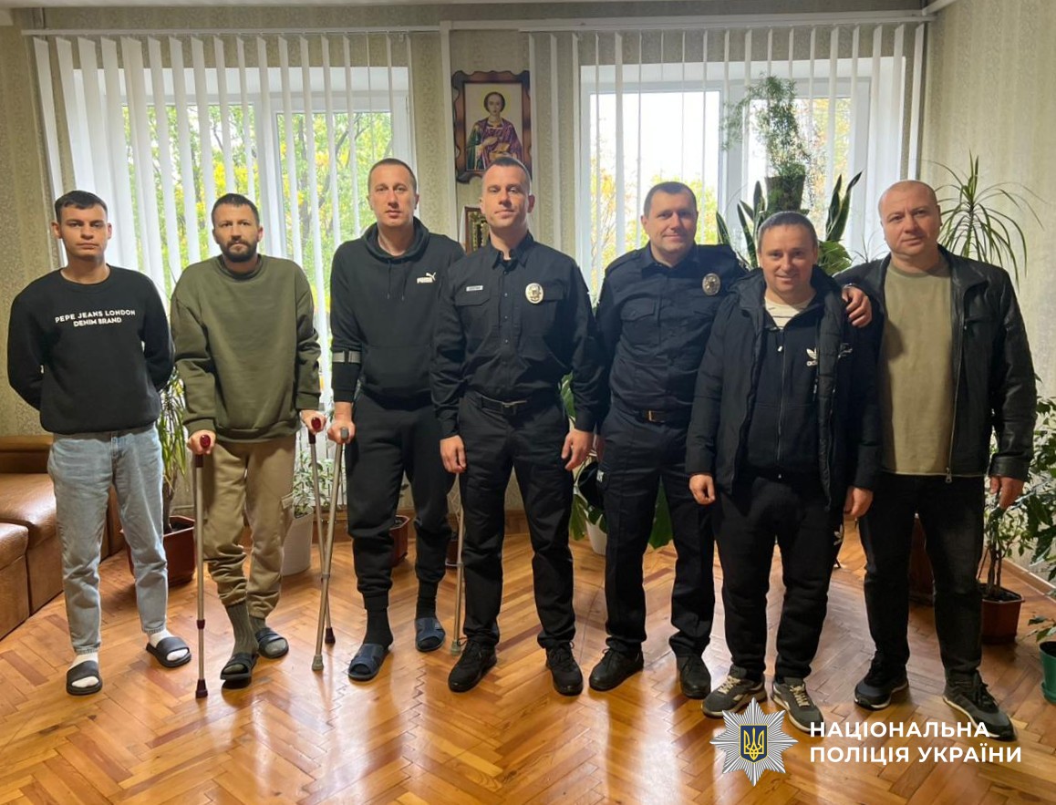 представники поліції області та поранені захисники