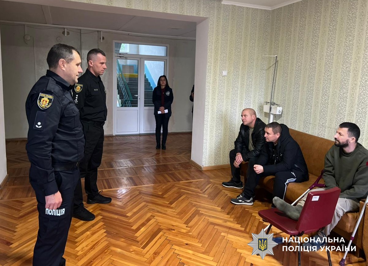 представники поліції області спілкуються з пораненими захисниками