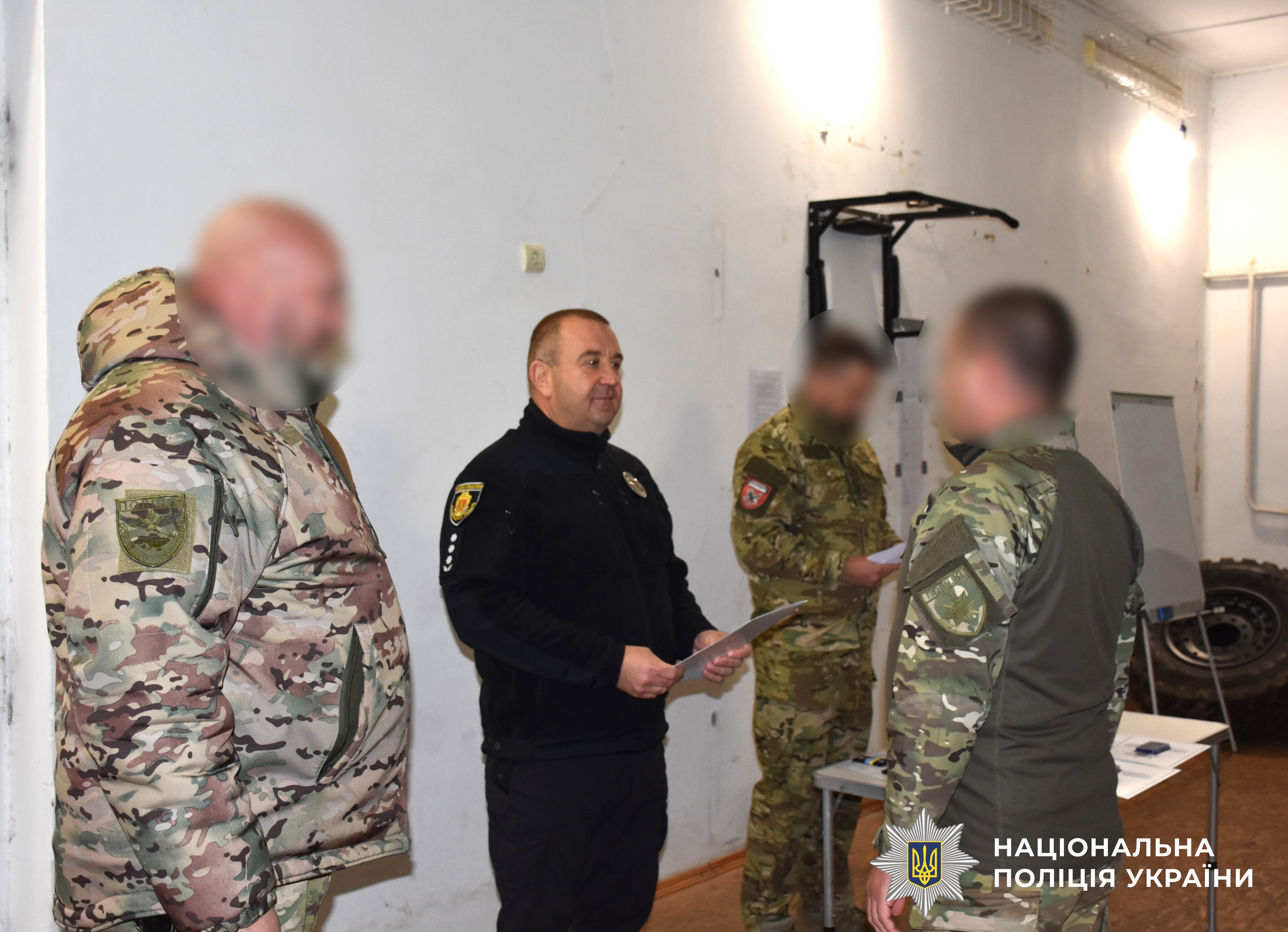 керівник поліції області вручає нагороду поліцейському