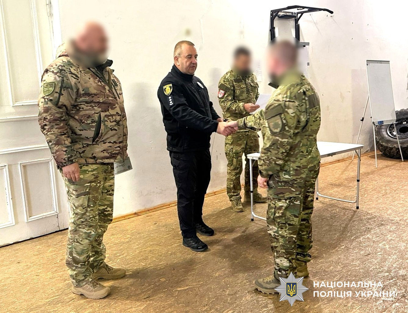 керівник поліції області вручає нагороду поліцейському