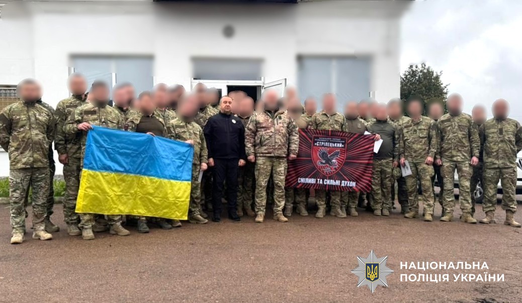 керівник поліції області з бійцями стрілецького батальйону