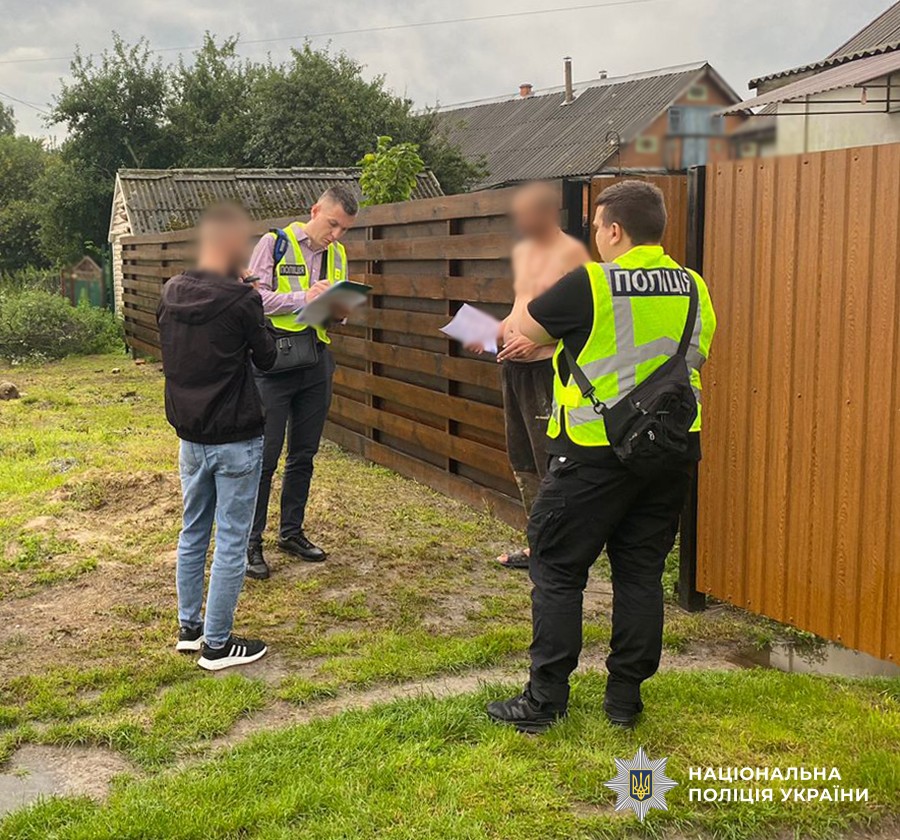 Двоє поліцейських, понятий та фігурант стоять на вулиці, біля помешкання фігуранта, слідчий щось документує