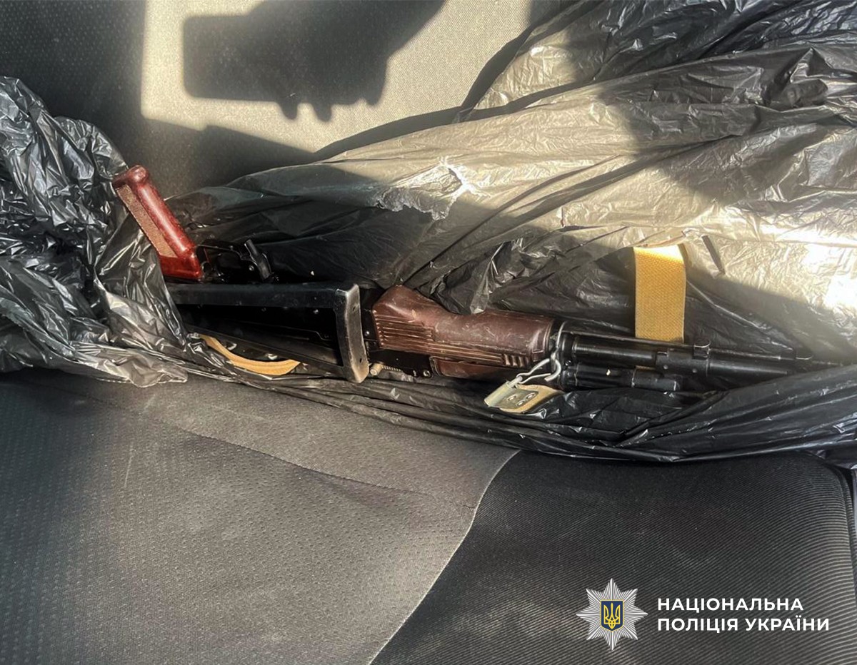 Автомат Калашникова лежить на задньому сидінні автомобіля