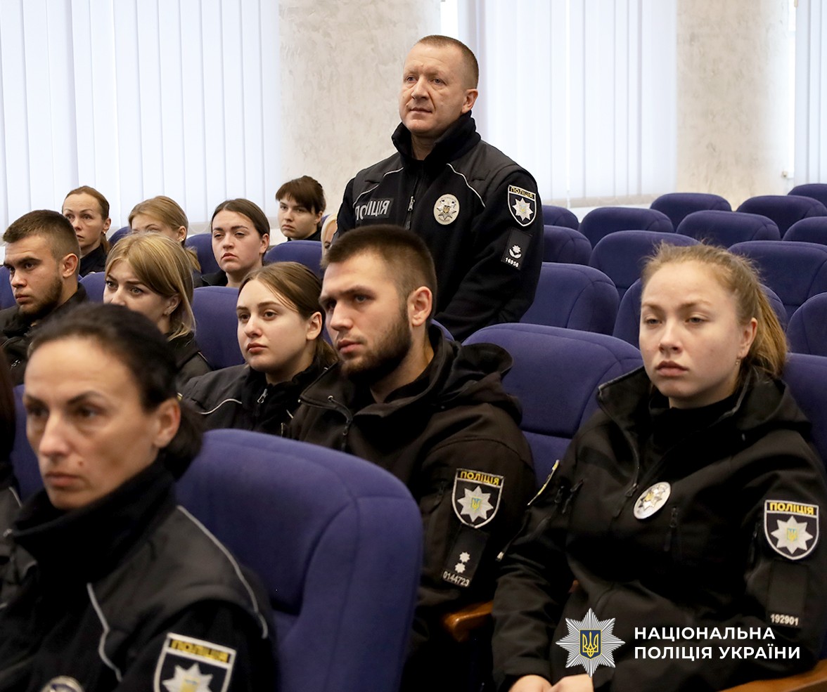 Інспектор служби освітньої безпеки обговорює питання з керівником кіберполіції.